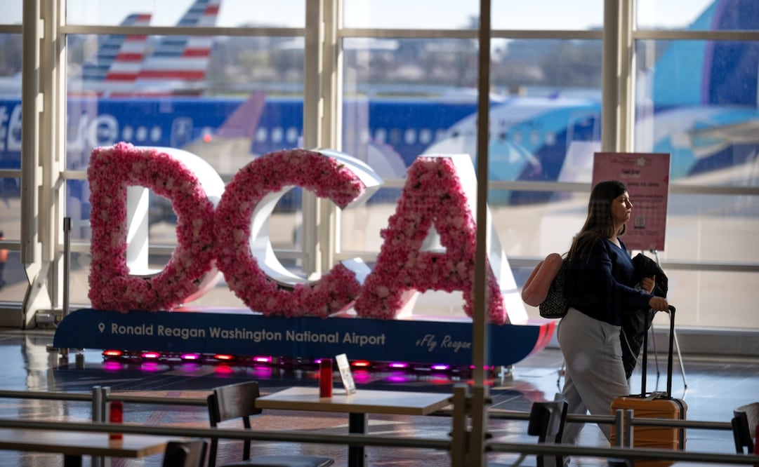 Una viajera camina por la terminal del Aeropuerto Nacional Reagan. Foto: AP.