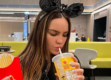 La “beliburger”, la original forma de comer hamburguesas de Belinda