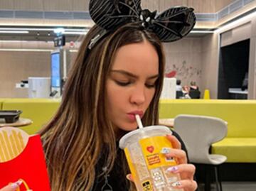 La “beliburger”, la original forma de comer hamburguesas de Belinda