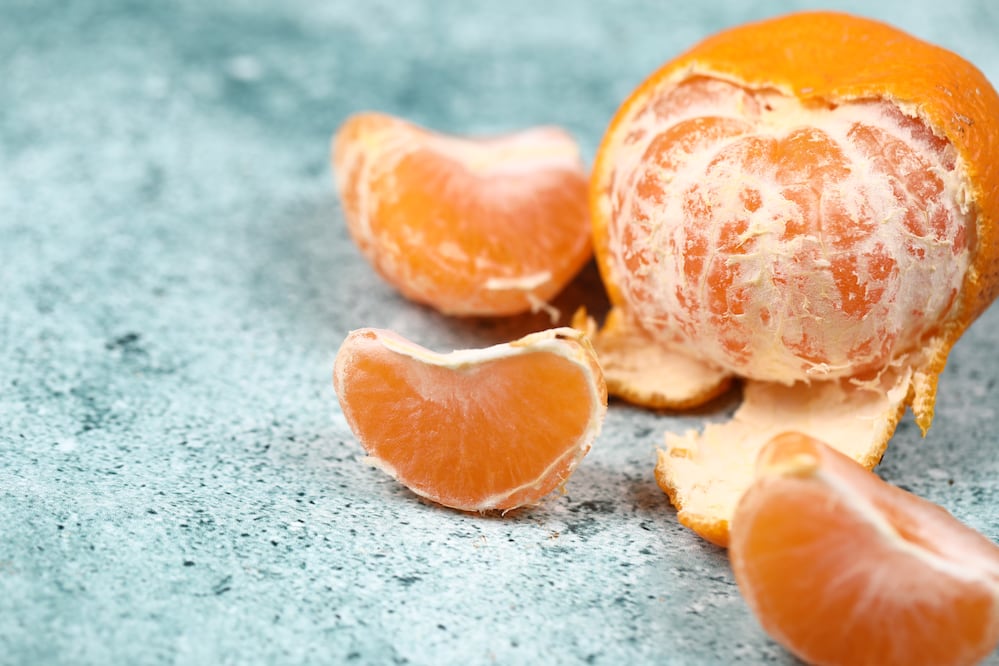 Aunque suele desecharse, el albedo de la mandarina es una parte con alto valor nutricional y funcional. Foto: Freepik