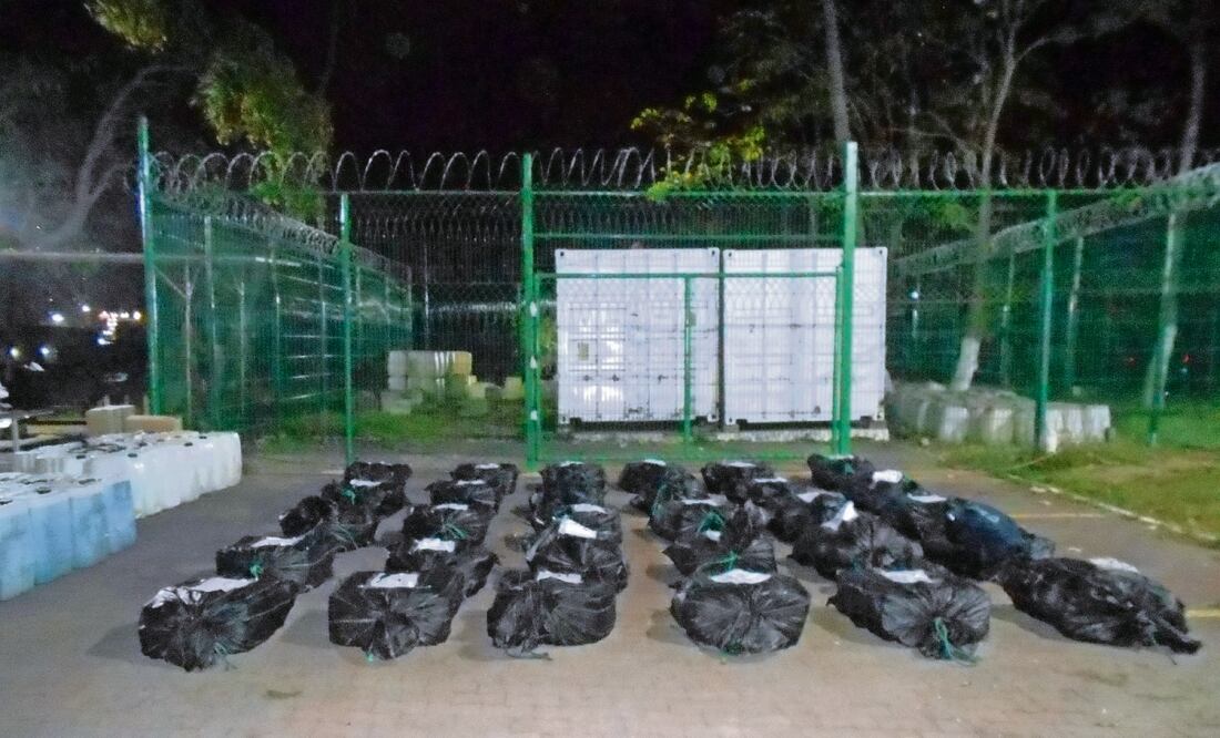 Una embarcación fue asegurada frente a las costas del puerto de Manzanillo, Colima, con cocaína. Foto: Especial