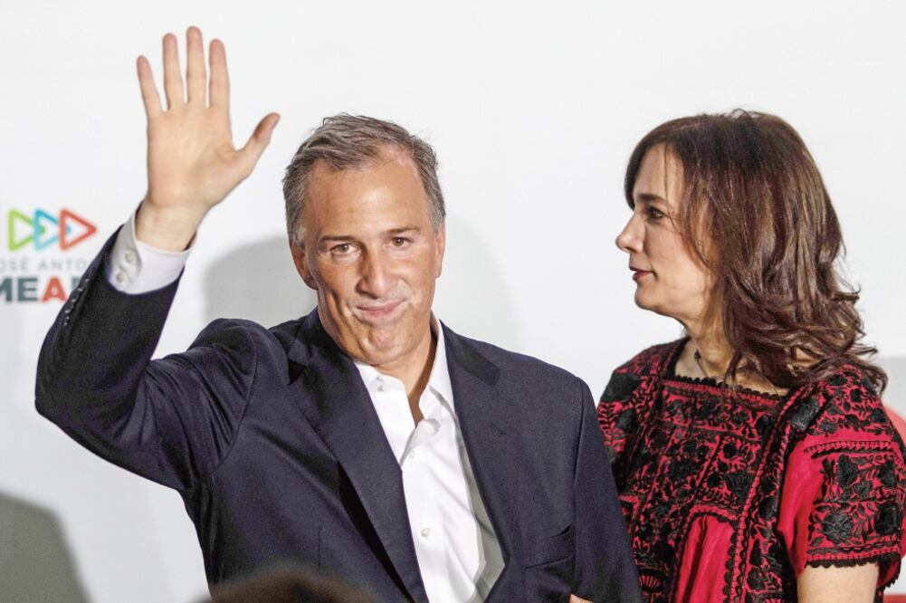 En compañía de su esposa Juana Cuevas, José Antonio Meade acudió a la sede nacional del PRI, donde reconoció que las tendencias del voto no le favorecían. (GUILLERMO ARIAS. AFP)