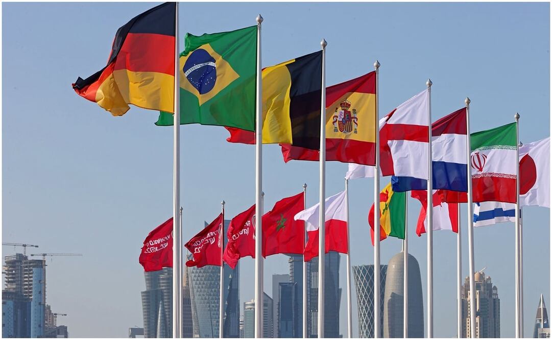 Ondean banderas de las selecciones clasificadas a la Copa del Mundo Qatar 2022 / FOTO: AFP