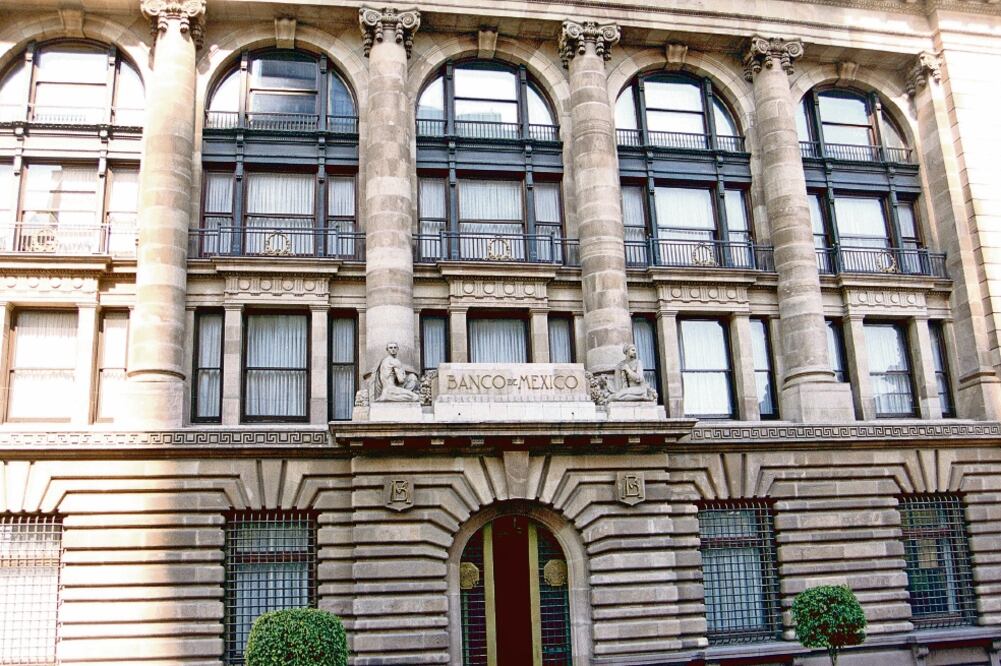 Sólo el Banco de México tiene la potestad de regular la tasa de interés y comisiones en el país, de acuerdo con un analista de Moody’s. (ARCHIVO EL UNIVERSAL)