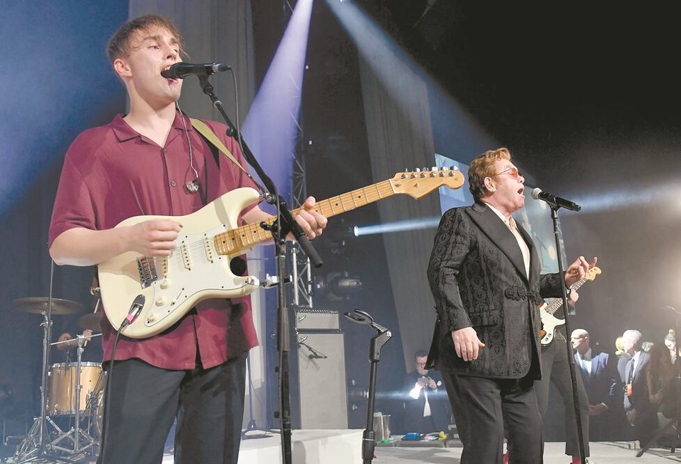 Sam Fender y Elton John se presentaron en los Oscar el domingo. Foto: MIKE COPPOLA. AFP