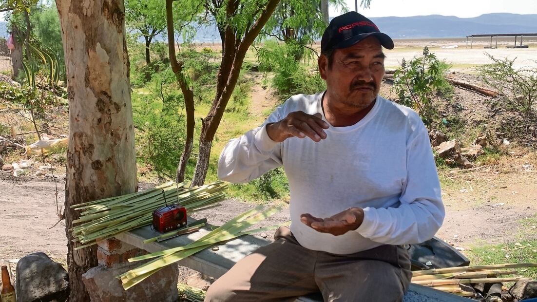 Juan Pintor dice que los saqueos del agua para construir autopistas fue una de las principales causas que hoy tienen sin líquido al lago. Foto: Carlos Arrieta / EL UNIVERSAL