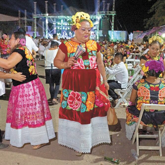 Las muxes muestran con orgullo su colorida y elegante vestimenta, elaborada para la ocasión, como parte de las actividades de la vela dedicada al patrono del pueblo de San Vicente Ferrer, que se realiza durante las fiestas de mayo. EDWIN HERNÁNDEZ