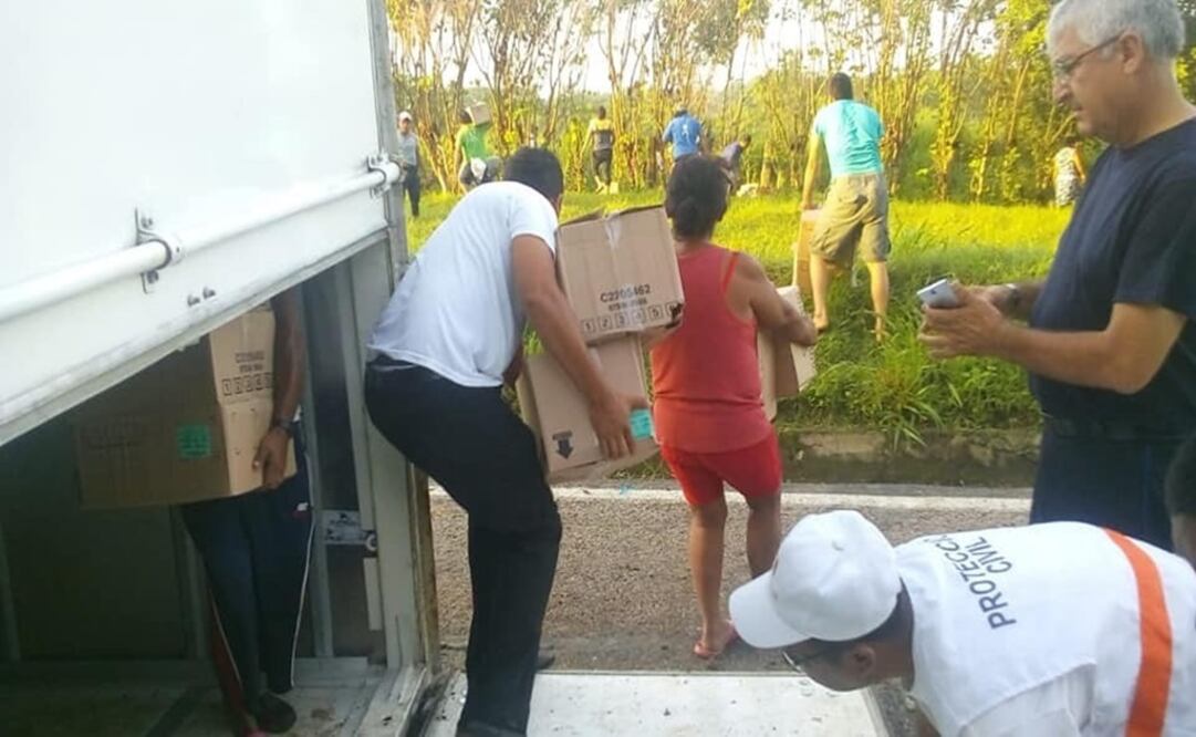 Hombres, mujeres y niños ingresaron a la unidad para sacar los cosméticos y huir entre los matorrales. Foto: Especial