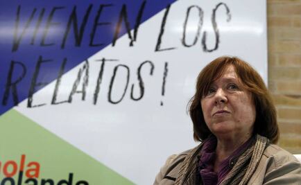 Alexievich: "No me interesa la historia oficial de los medios"