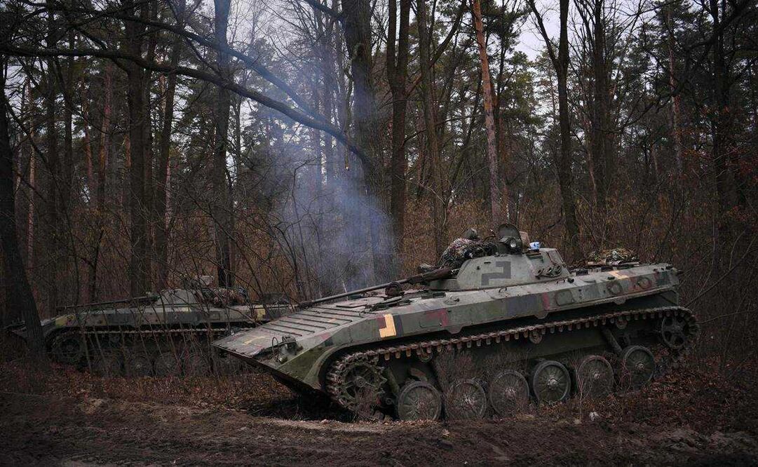Un tanque de Ucrania resguarda las inmediaciones de Kieva, ante la avanzada de Rusia. Foto: AFP