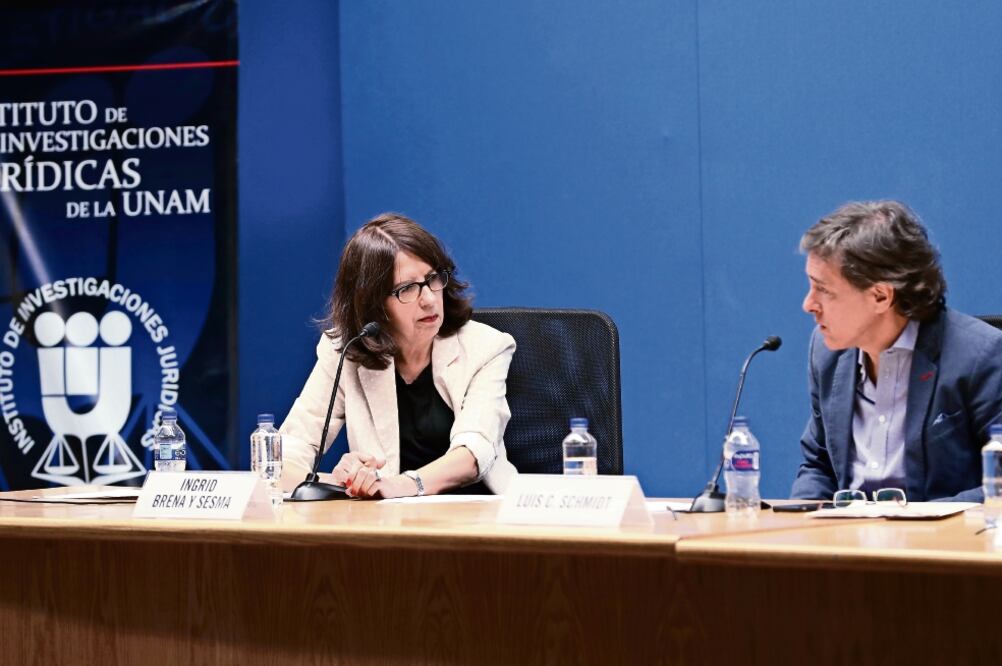 Ingrid Brena y Sesma y Luis C. Schmidt, en la mesa sobre enfoques jurídicos. (VALENTE ROSAS. EL UNIVERSAL)