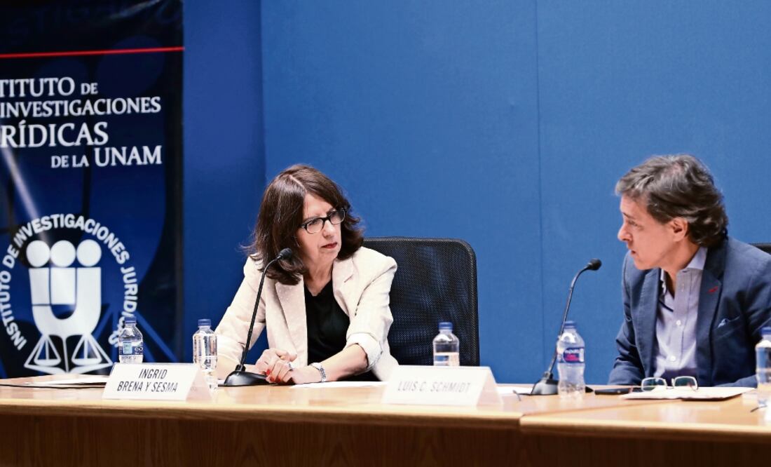 Ingrid Brena y Sesma y Luis C. Schmidt, en la mesa sobre enfoques jurídicos. (VALENTE ROSAS. EL UNIVERSAL)