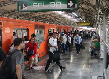 ¡Otra vez la Línea B del Metro! Usuarios reportan retrasos de hasta 20 minutos; retiran tren para revisión y rescatan a perrito de vías