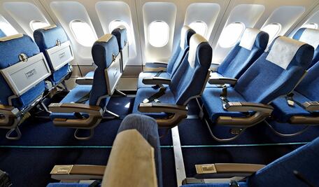 ¿Por qué los asientos de avión son casi siempre azules?