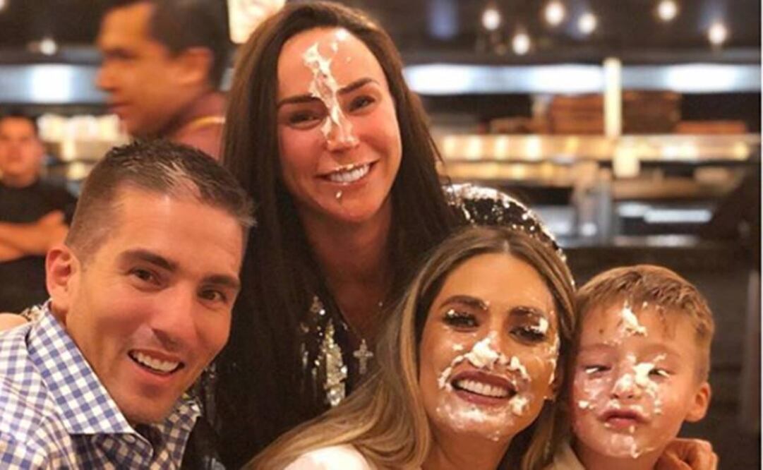 Galilea Montijo compartió foto del momento del pastelazo. Foto: Especial 