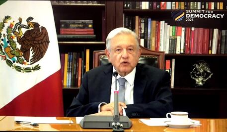Advierte AMLO sobre países en los que hay una “democracia simulada y mediatizada” en cumbre convocada por Biden