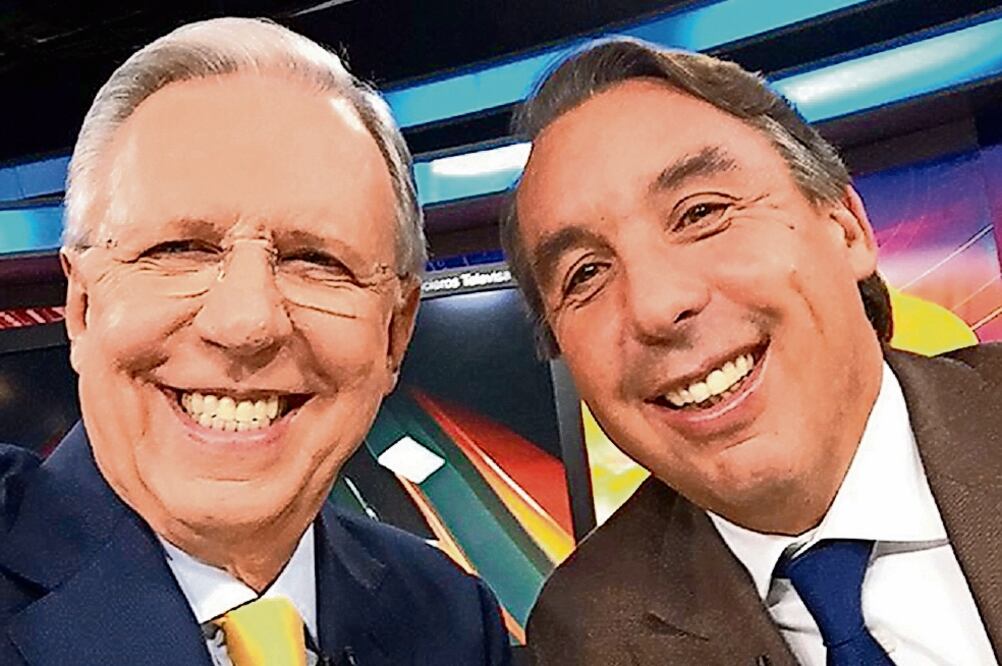 En su cuenta de Twitter, el conductor del noticiero mostró su selfie (TWITTER)