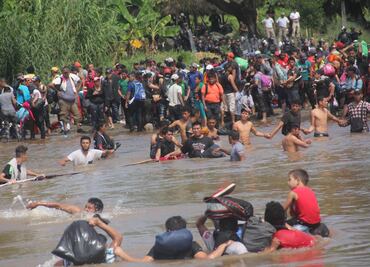 Rescatan a migrante en río fronterizo entre Guatemala y México