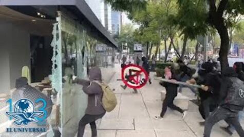 Encapuchados causan disturbios en la marcha por los 43 desaparecidos de Ayotzinapa