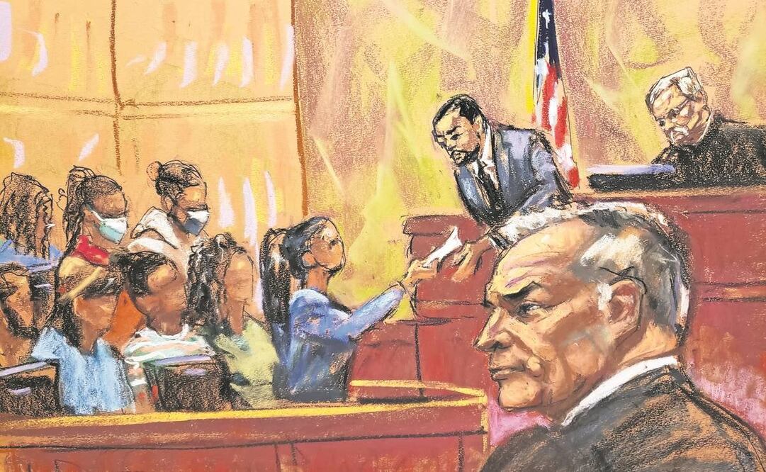 La presidenta del jurado en el juicio del exsecretario de Seguridad Pública mexicano Genaro García Luna (d), al entregar ayer la hoja del veredicto al adjunto de la sala en la Corte del Distrito Este de Nueva York. El juez dio como fecha tentativa para la