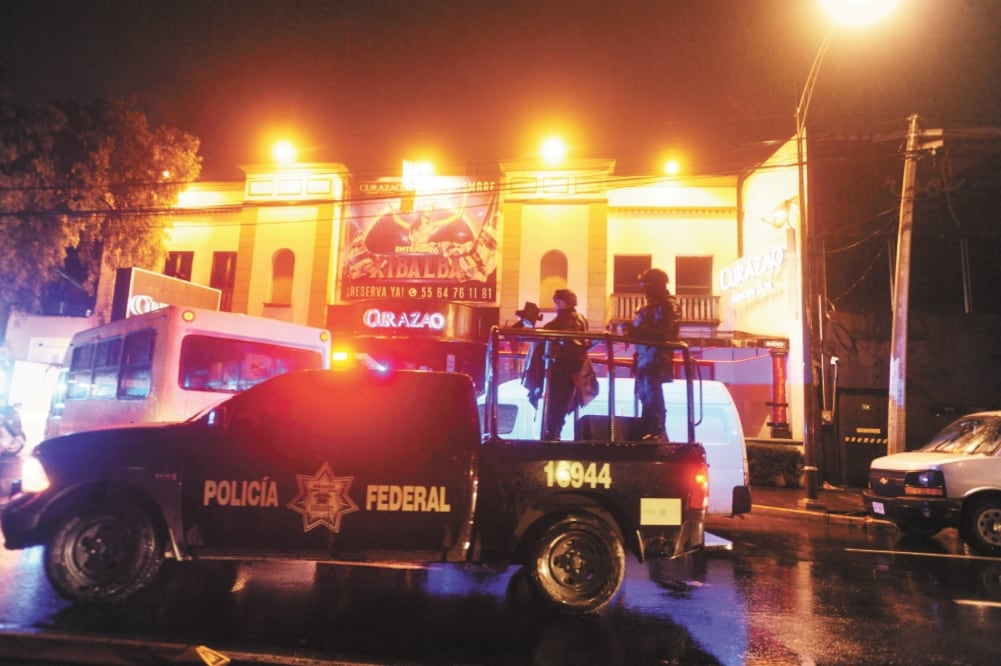 La madrugada del jueves, autoridades locales y federales catearon el bar Curazao, ubicado en Álvaro Obregón. (ARCHIVO EL UNIVERSAL)