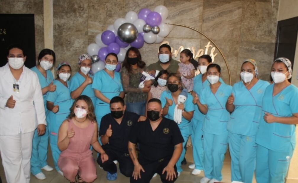 Celebran “graduación” de bebé prematuro de clínica en Coahuila