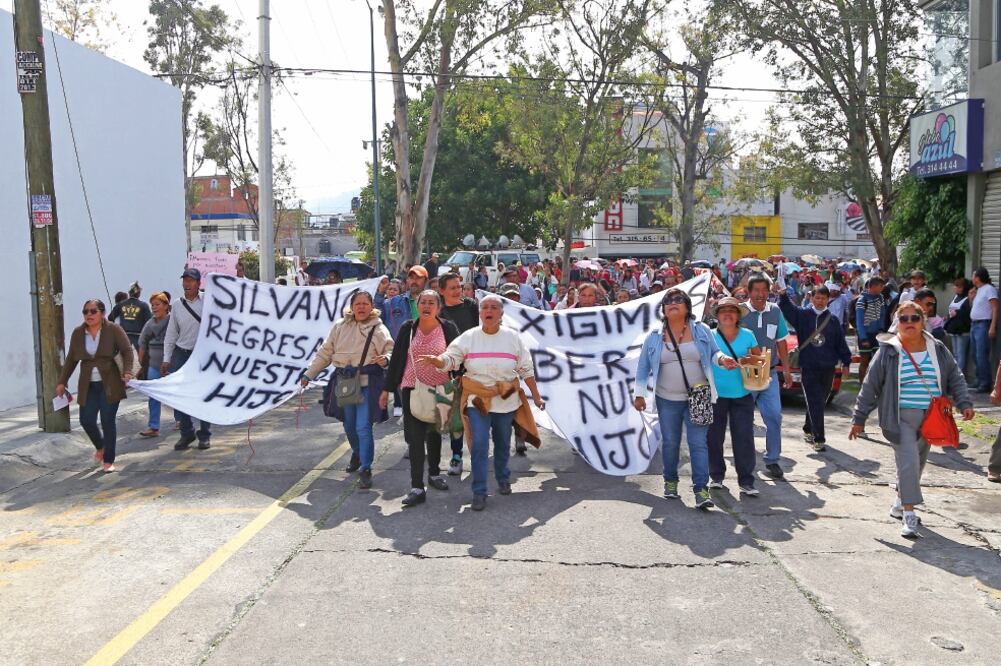Familiares de los normalistas detenidos tras un enfrentamiento con policías continúan las protestas; exigen la liberación de sus hijos (ARCHIVO EL UNIVERSAL)