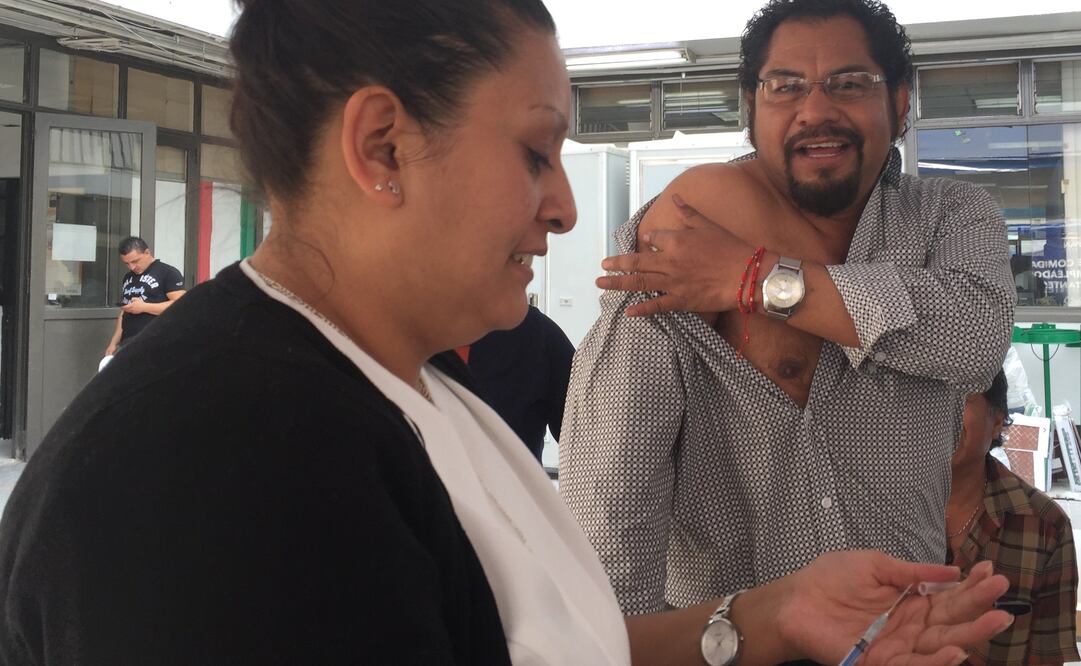 Ante brote de influenza, brigadas de salud vacunan a empleados del palacio municipal de Naucalpan. Foto Rebeca Jiménez