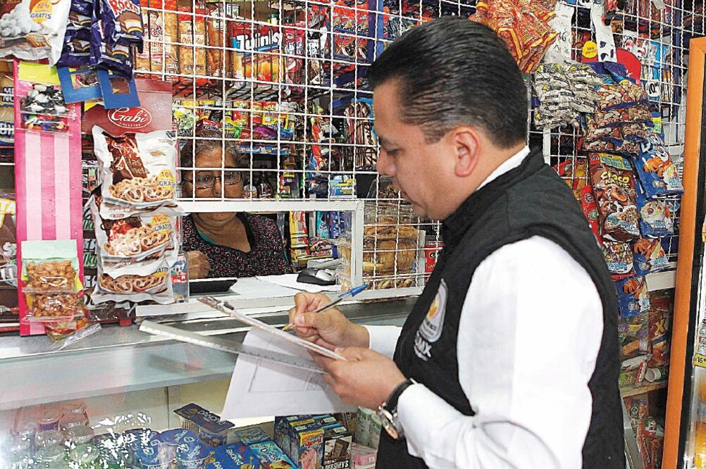 Manuel Granados (en la imagen), titular de la Cejur, comentó que se cuenta con 100 abogados, quienes recorrieron calles del barrio de San Miguel, donde brindaron orientación para realizar trámites como regulación de matrimonios (ESPECIAL)