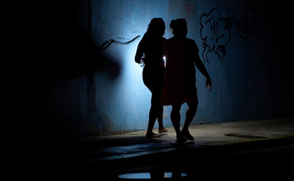 Personas caminan por la noche durante un apagón en La Habana, Cuba, el viernes 10 de julio de 2026. Foto: AP