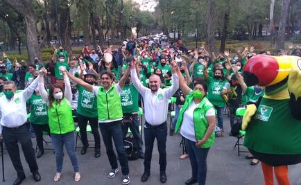 Candidato a diputado del Verde se reúne con simpatizantes en el Kiosko Morisco