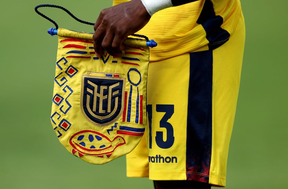 Enner Valencia sostiene el emblema de la selección de Ecuador, durante la Fase de Grupos del Mundial de 2026 - Foto: AFP