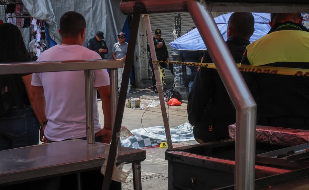 Paramédicos acudieron al sitio y confirmaron que el joven ya no contaba con signos vitales. | Foto: Luis Camacho | El Universal.