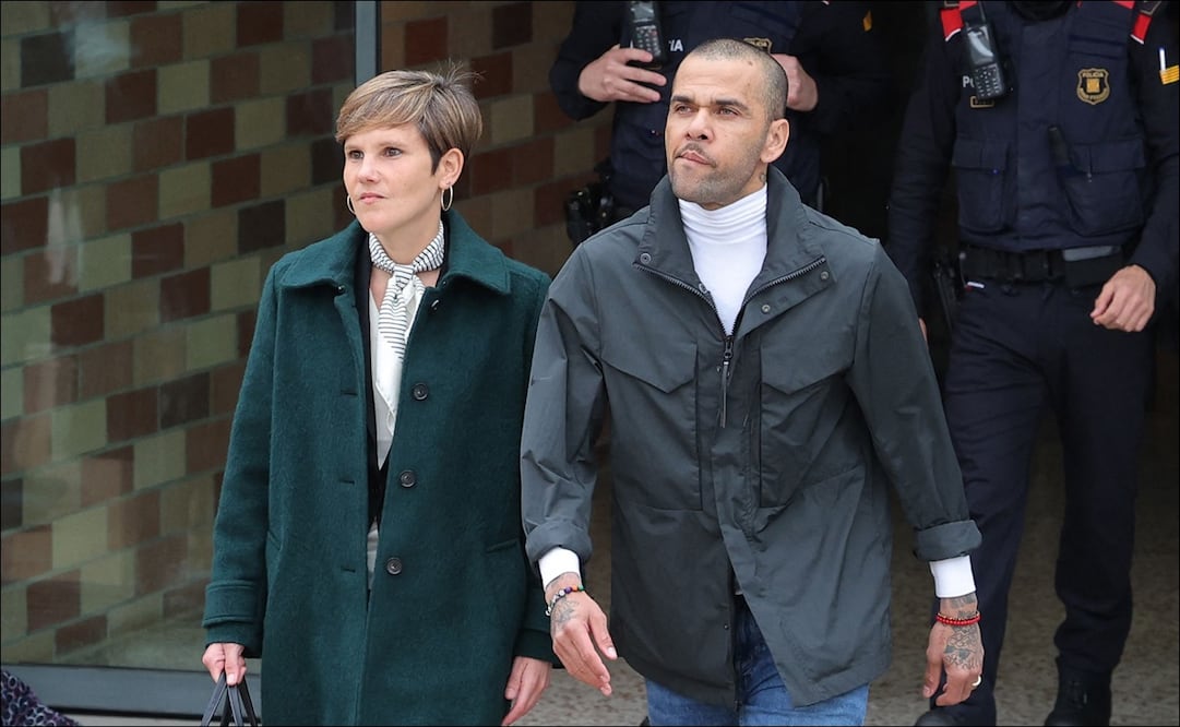 Dani Alves camina junto a su abogada afuera del Tribunal. FOTO: AFP