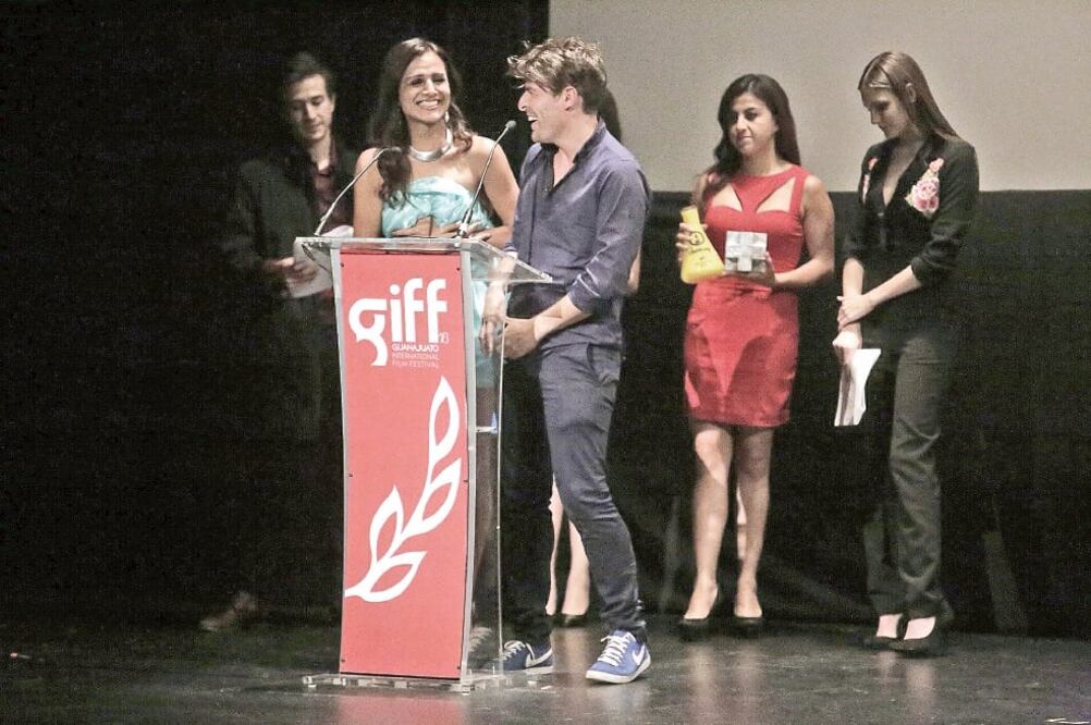 Flavio Florencio, realizador, al momento de recibir el premio en compañía de Morgana, la protagonista del documental (ALEJANDRA LEYVA. EL UNIVERSAL)