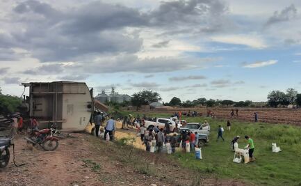 Vuelca tren cargado de maíz en Sinaloa y pobladores hacen rapiña