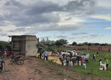 Vuelca tren cargado de maíz en Sinaloa y pobladores hacen rapiña