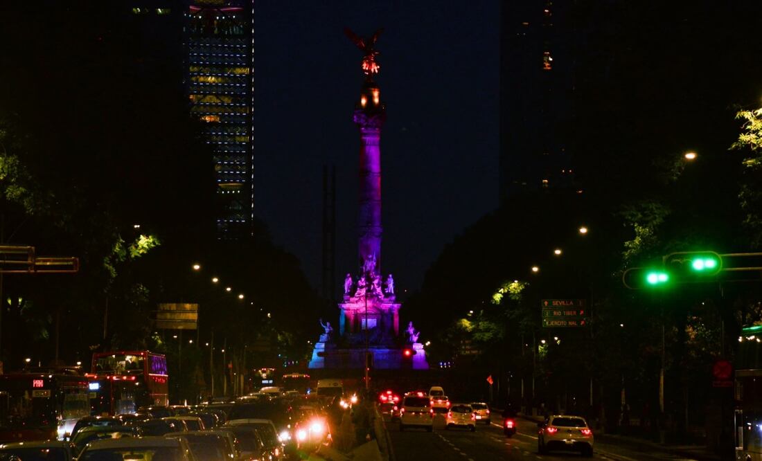 El ángel de la independencia iluminado de colores de la bandera LGBT Foto: Especial