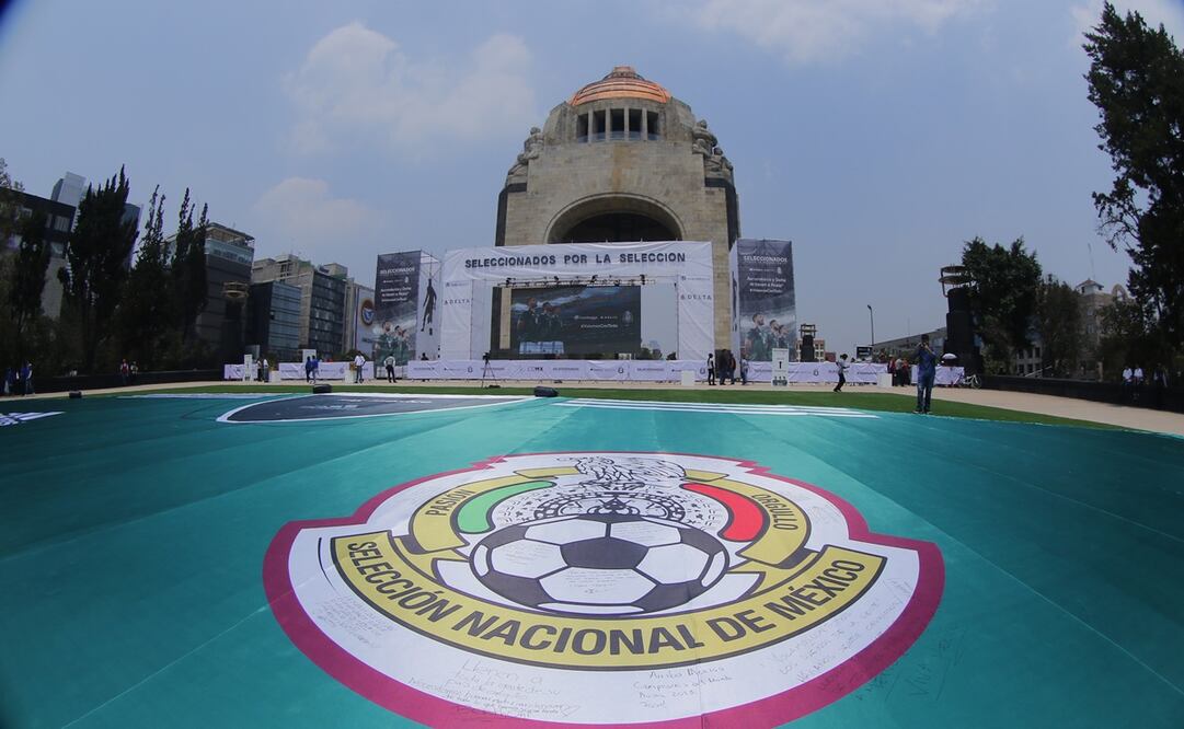 Firma de la mega playera de la Selección Mexicana en el Monumento a la Revolución - FOTO: Imago7