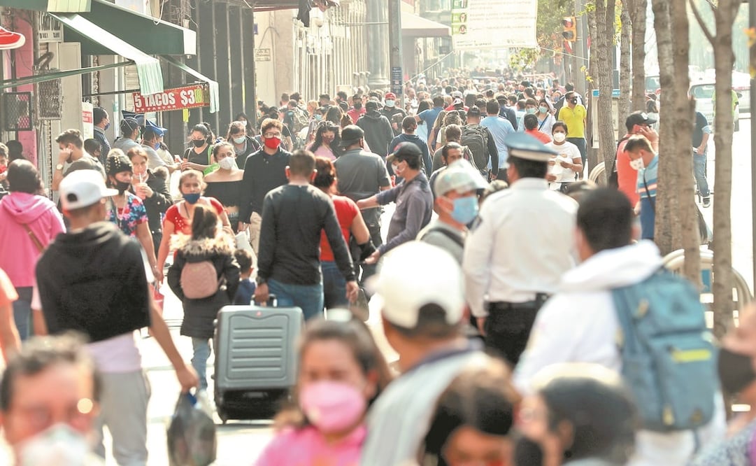 Aun con el llamado a no salir de casa y el regreso al semáforo rojo, ayer calles del Centro estuvieron repletas. Foto: Juan Boites. EL UNIVERSAL