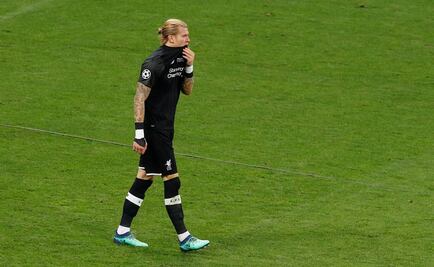 Futbolistas del Liverpool abandonan a Karius