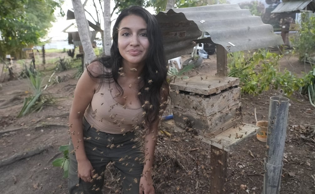 Rosa Vásquez junto a un panal de abejas sin aguijón. Foto: cortesía Miryan Delgado Luján.