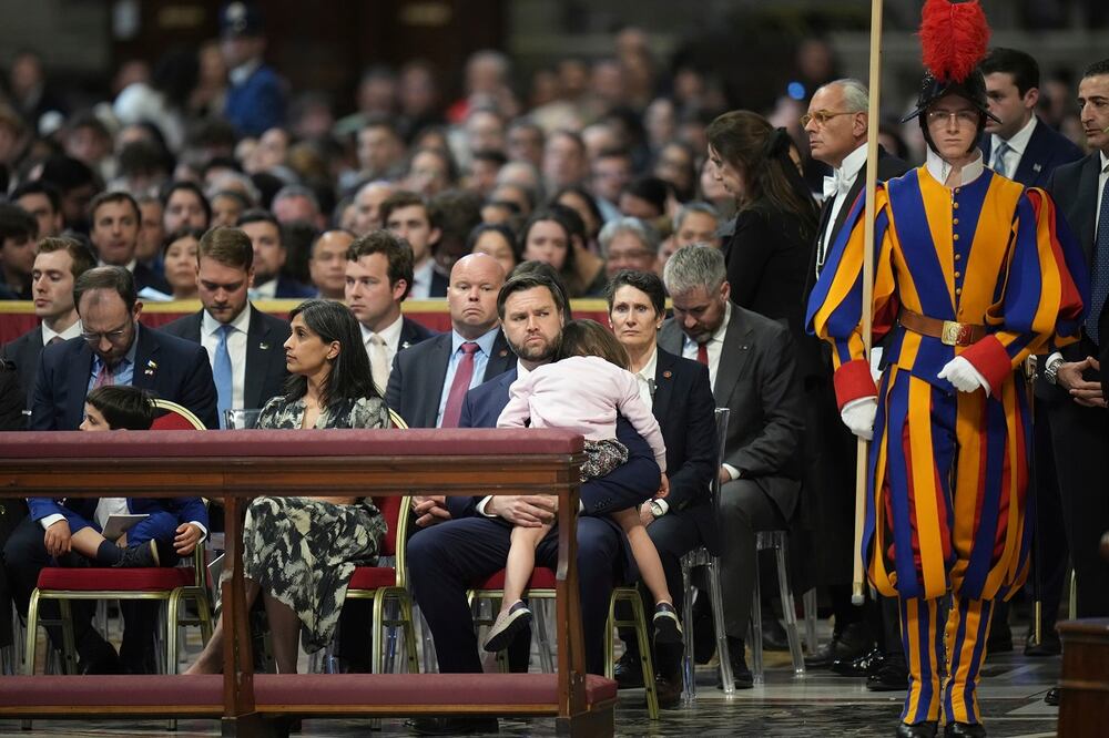 El vicepresidente estadounidense J. D. Vance, su esposa Usha Vance (centro) llegan con su hija Mirabel (de espaldas a la cámara) y su hijo Vivek (izquierda) a un servicio de Viernes Santo en la Basílica de San Pedro del Vaticano. Foto: AP