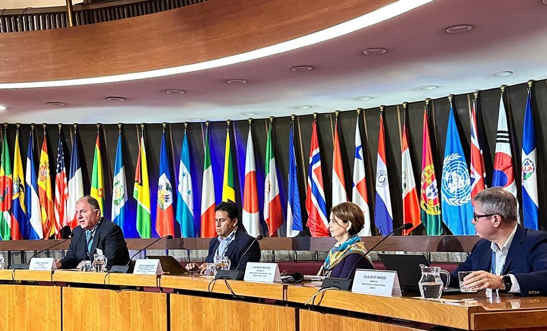 Durante la conferencia anual CAF-Cepal, el vicepresidente, Jorge Arbache, mencionó que la banca multilateral en su conjunto desembolsa al año en América Latina y el Caribe, menos de 30 mil millones de dólares. Foto: X @AgendaCAF