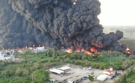 Reportan incendio en ranchería Lázaro Cárdenas en Tabasco; autoridades continúan intentando controlar el siniestro 