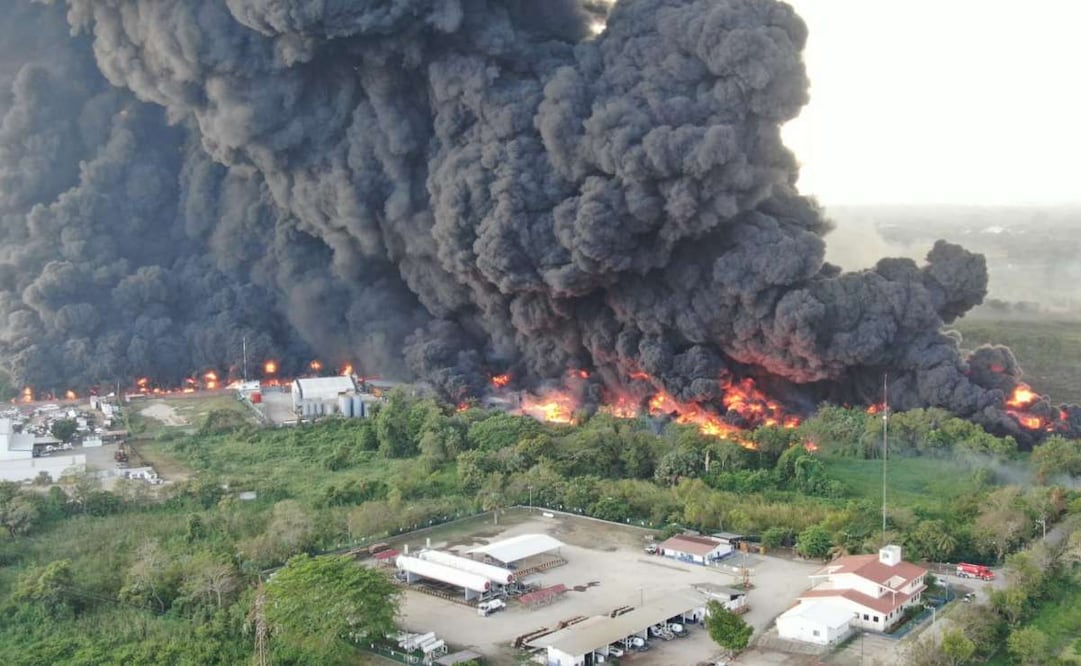 Autoridades de los tres niveles de Gobierno trabajan para poder controlar un incendio que se presentó en la ranchería en Tabasco. Foto: Especial