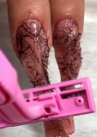 Uñas de piernas sin depilar: la horrorosa creación de Nail Sunny