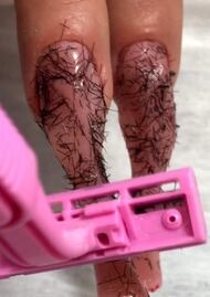 Uñas de piernas sin depilar: la horrorosa creación de Nail Sunny