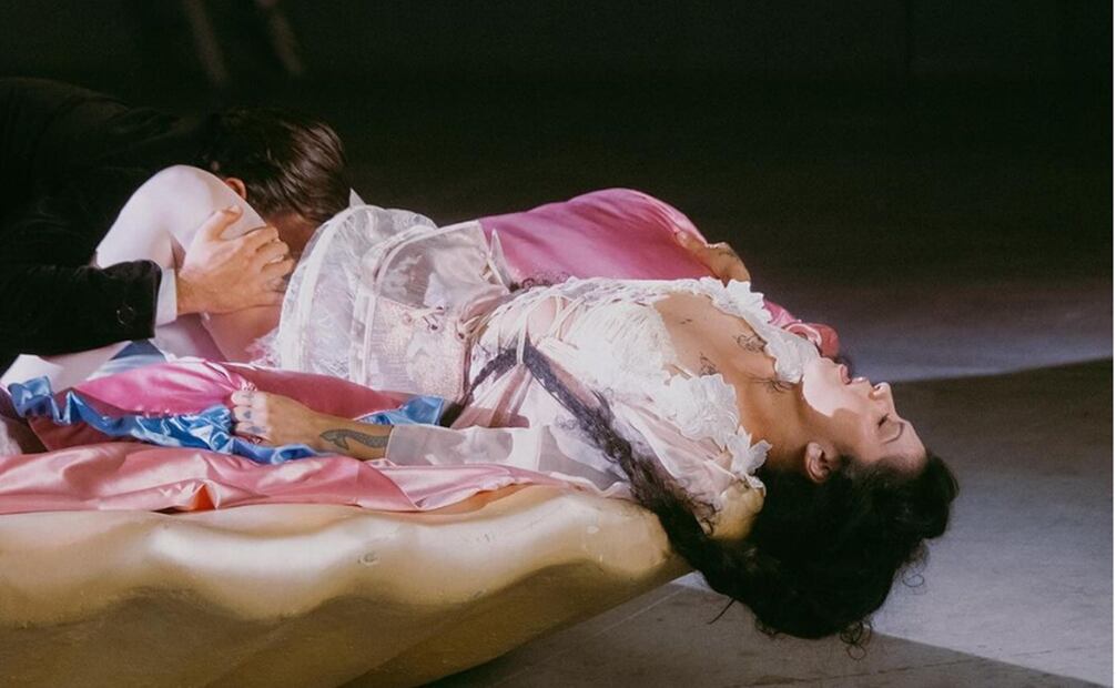 Mon Laferte en su nuevo video "Pornocracia".