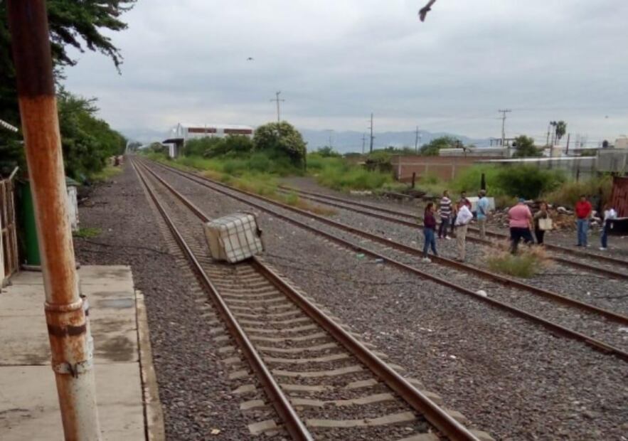 Maestros bloquean vías del tren en Múgica y Pátzcuaro, Michoacán